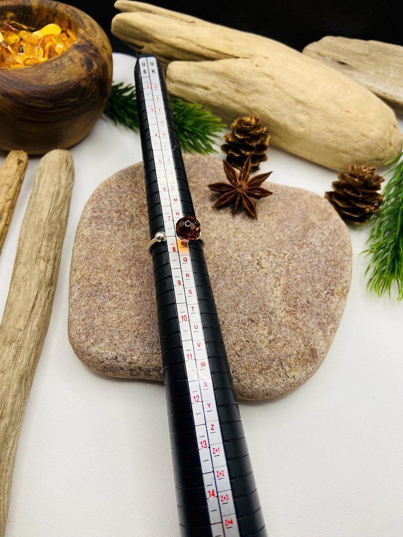 Regulējams Sudraba dzintara gredzens, fasetēts sarkanais akmens