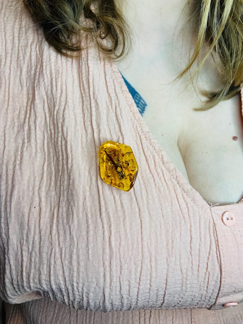 "Marquise" formas Baltijas dzintara piespraude, īpaša rotaslieta