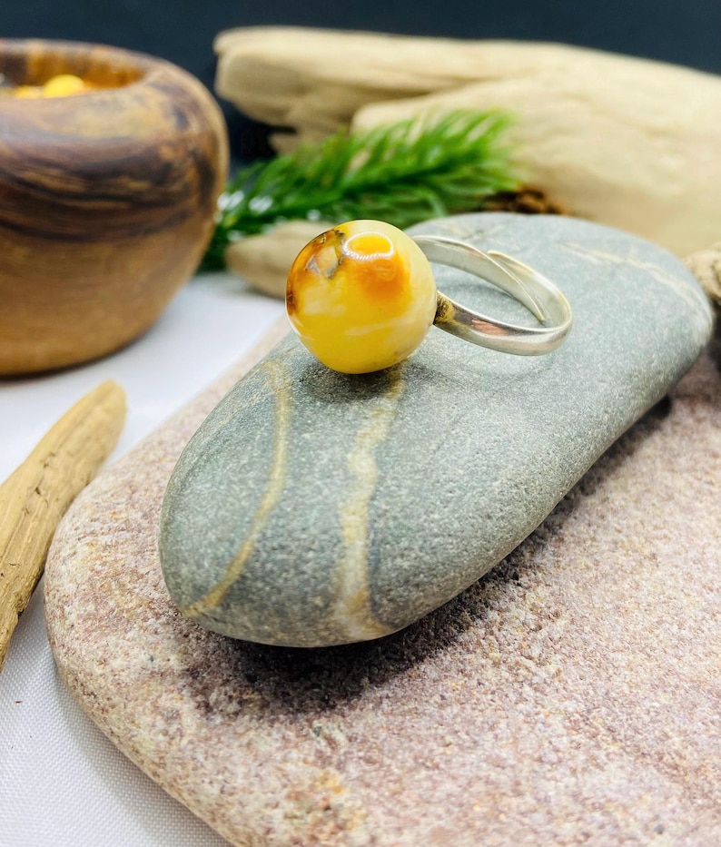 Skaists baltā dzintara apaļais gredzens ar regulējamu izmēru