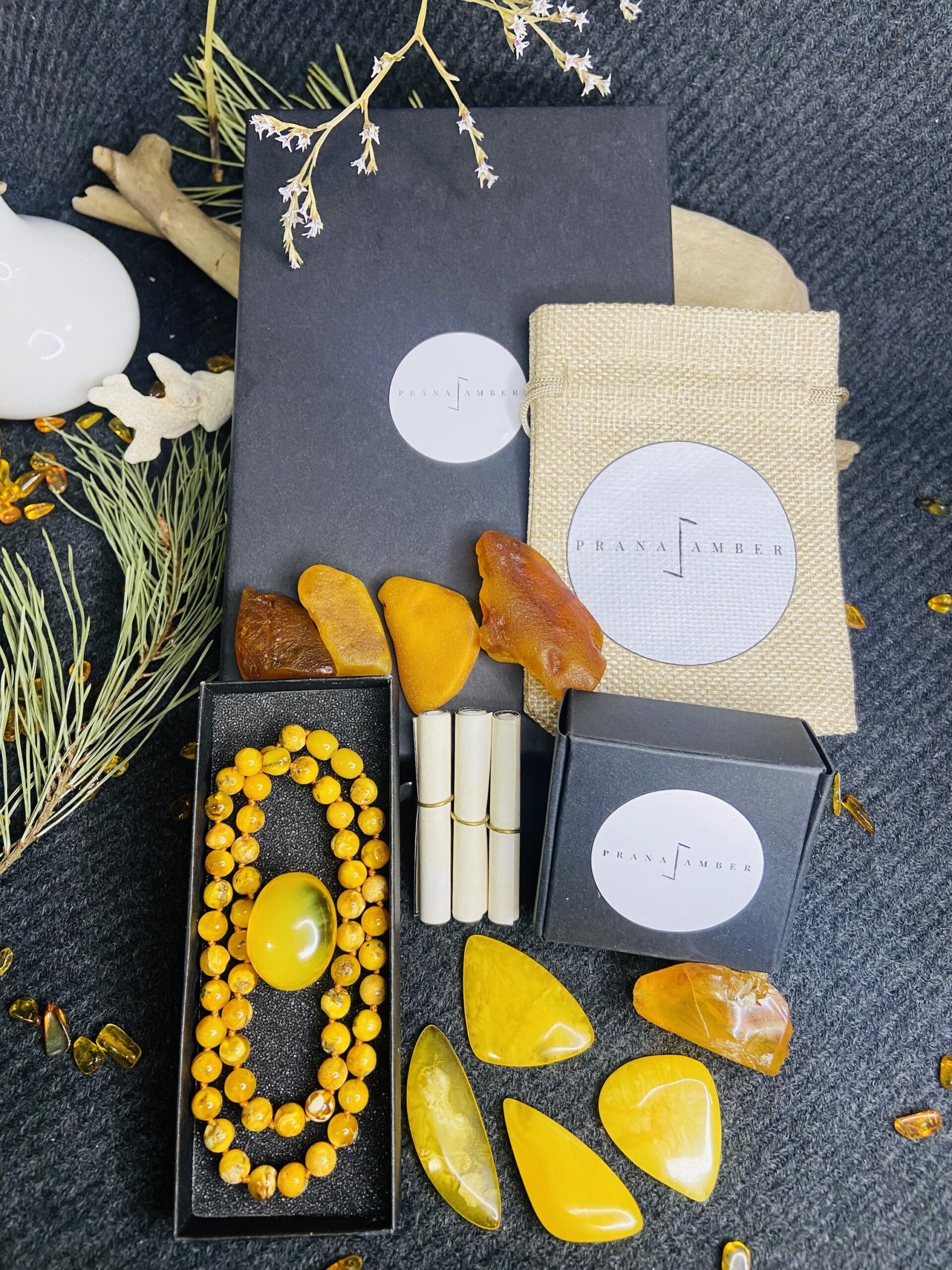 Sēklu tipa daudzkrāsainas dabīgas Baltijas dzintara pērlītes