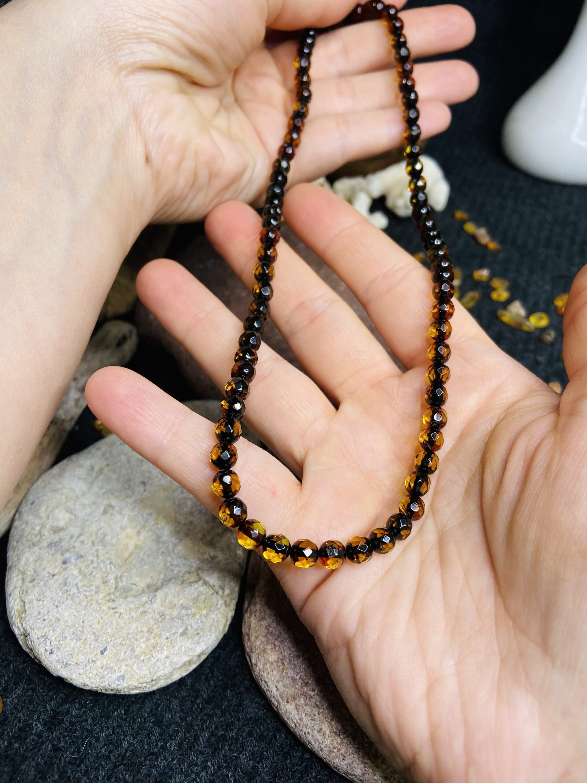 img_2976-2 Tumša fasētā dzintara kaklarota, kas maina krāsu