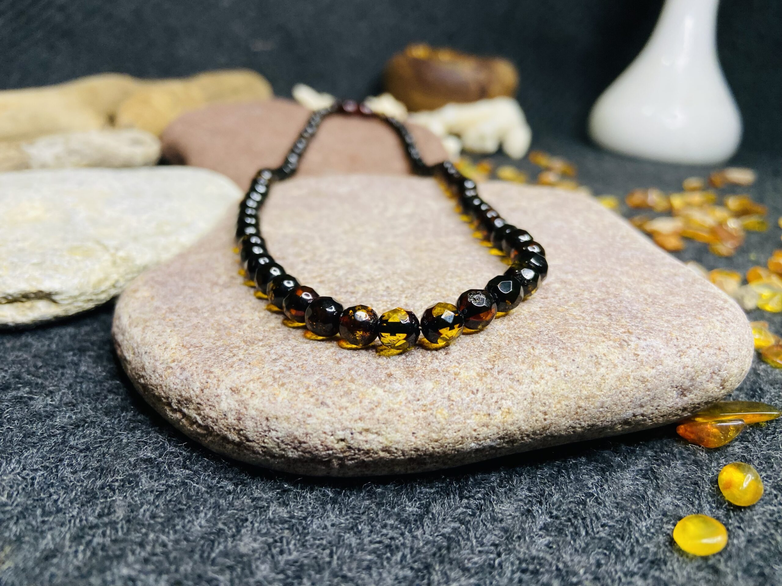 img_2979-2 Tumša fasētā dzintara kaklarota, kas maina krāsu