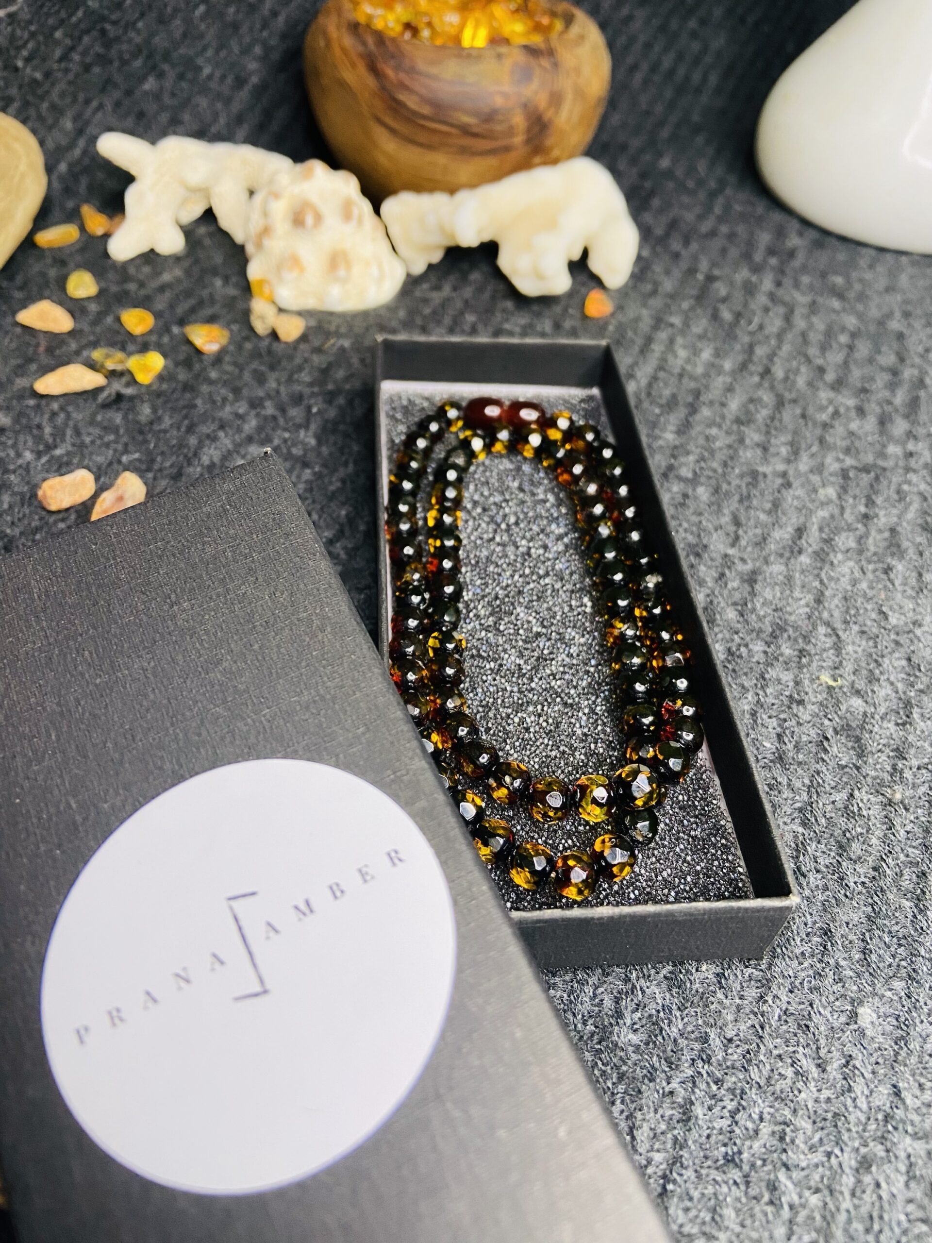 img_2990 Tumša fasētā dzintara kaklarota, kas maina krāsu