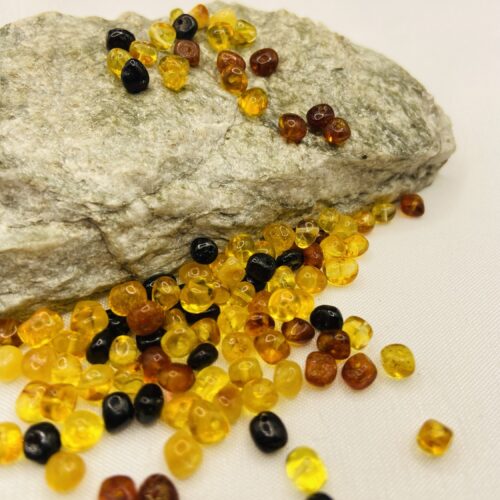 Sēklu tipa daudzkrāsainas dabīgas Baltijas dzintara pērlītes