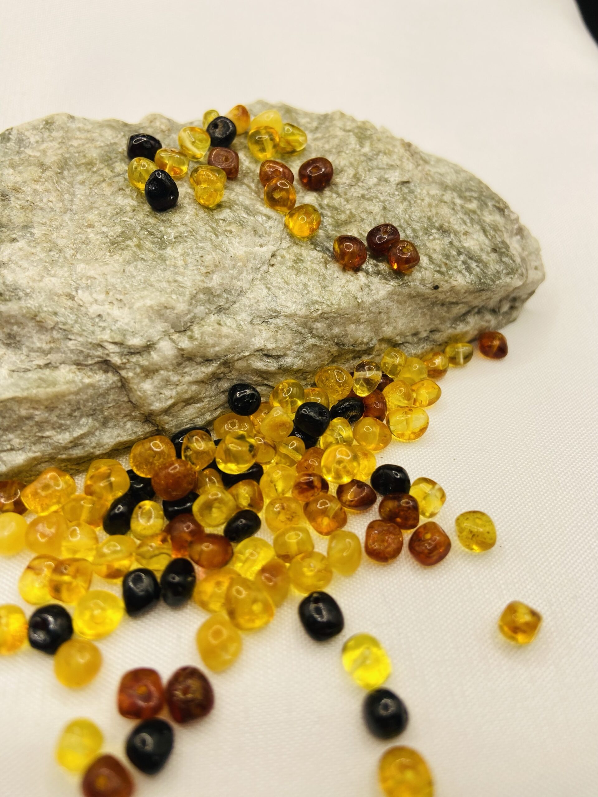 Sēklu tipa daudzkrāsainas dabīgas Baltijas dzintara pērlītes