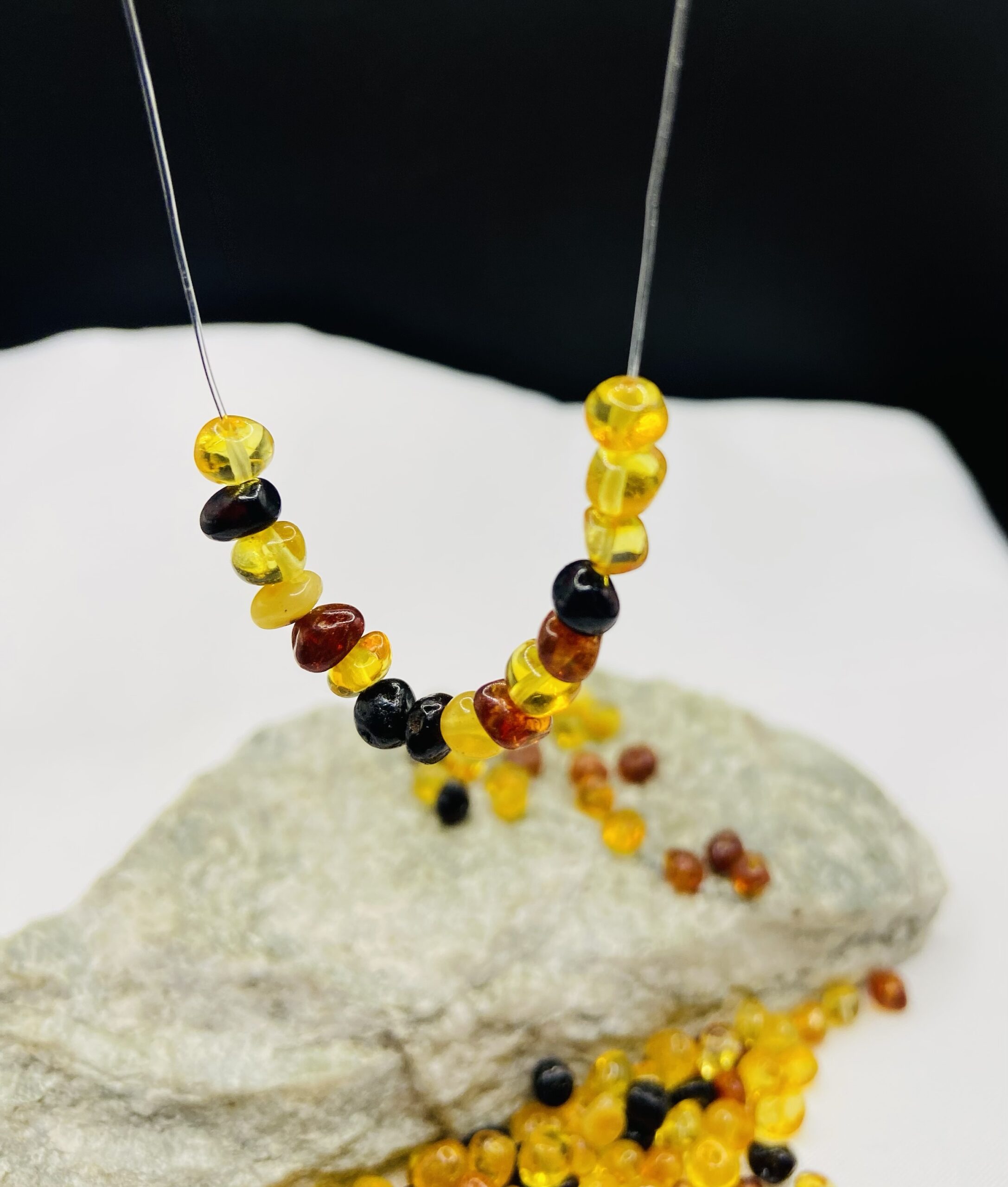 Sēklu tipa daudzkrāsainas dabīgas Baltijas dzintara pērlītes