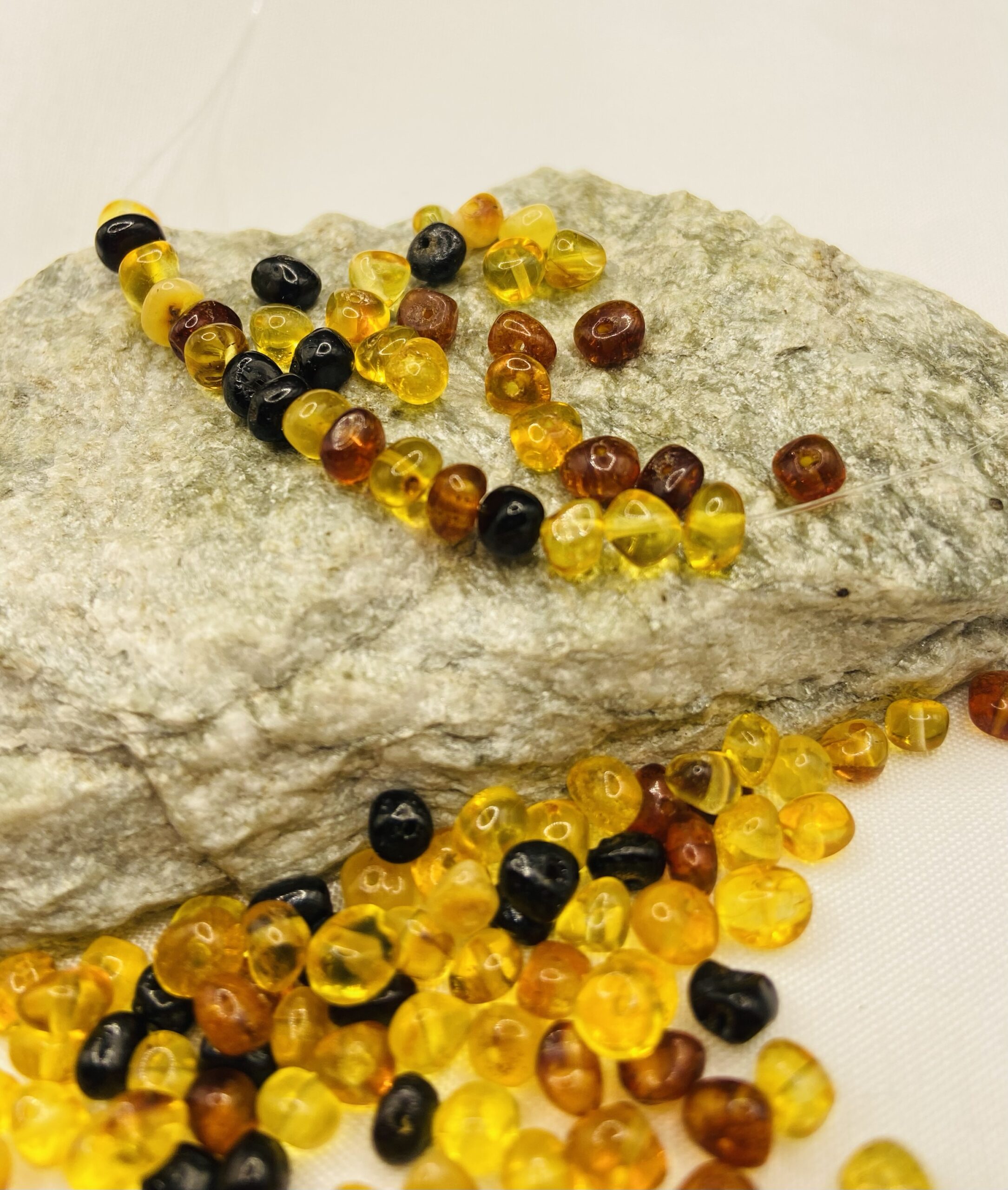 Sēklu tipa daudzkrāsainas dabīgas Baltijas dzintara pērlītes