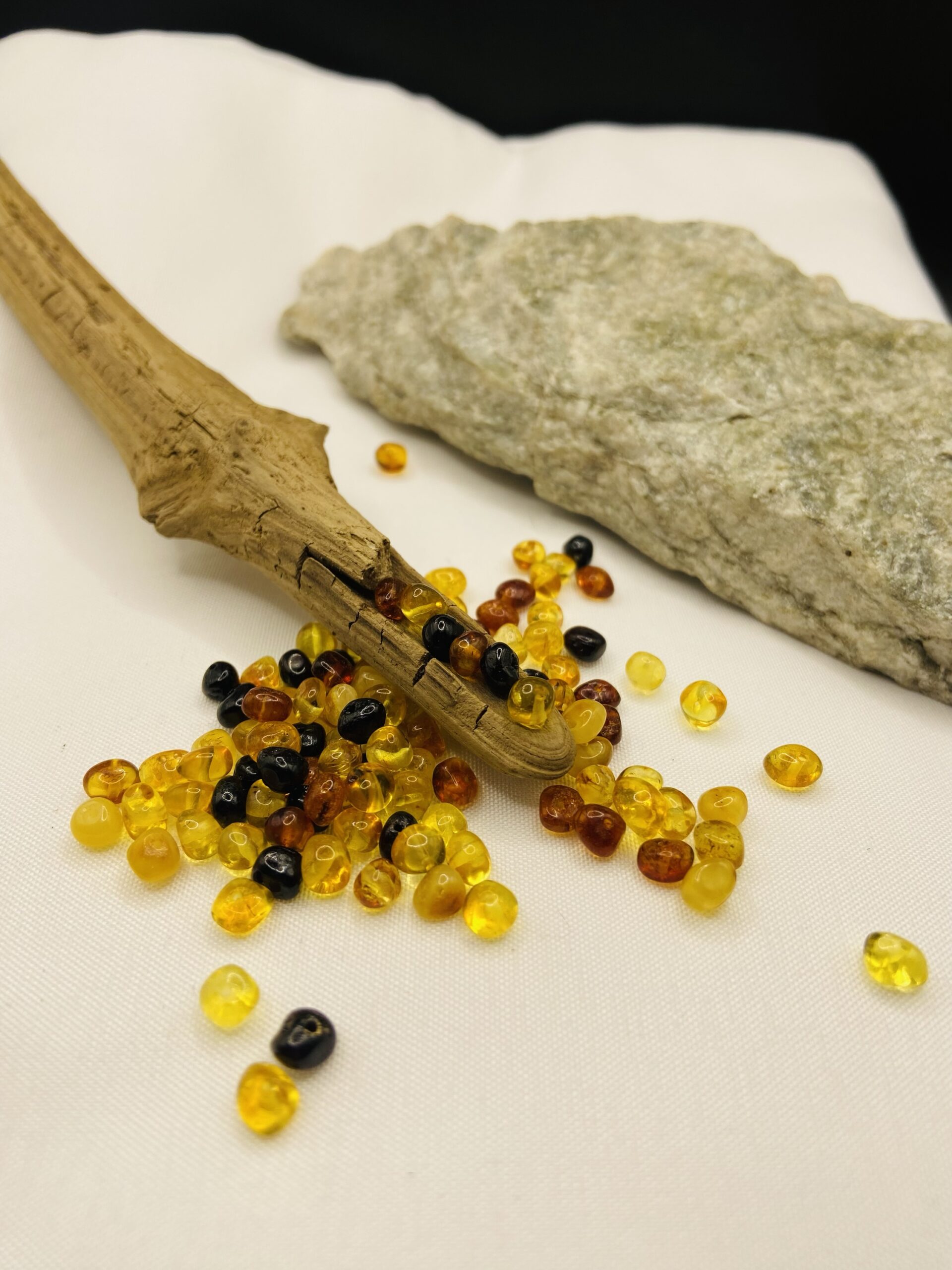 Sēklu tipa daudzkrāsainas dabīgas Baltijas dzintara pērlītes