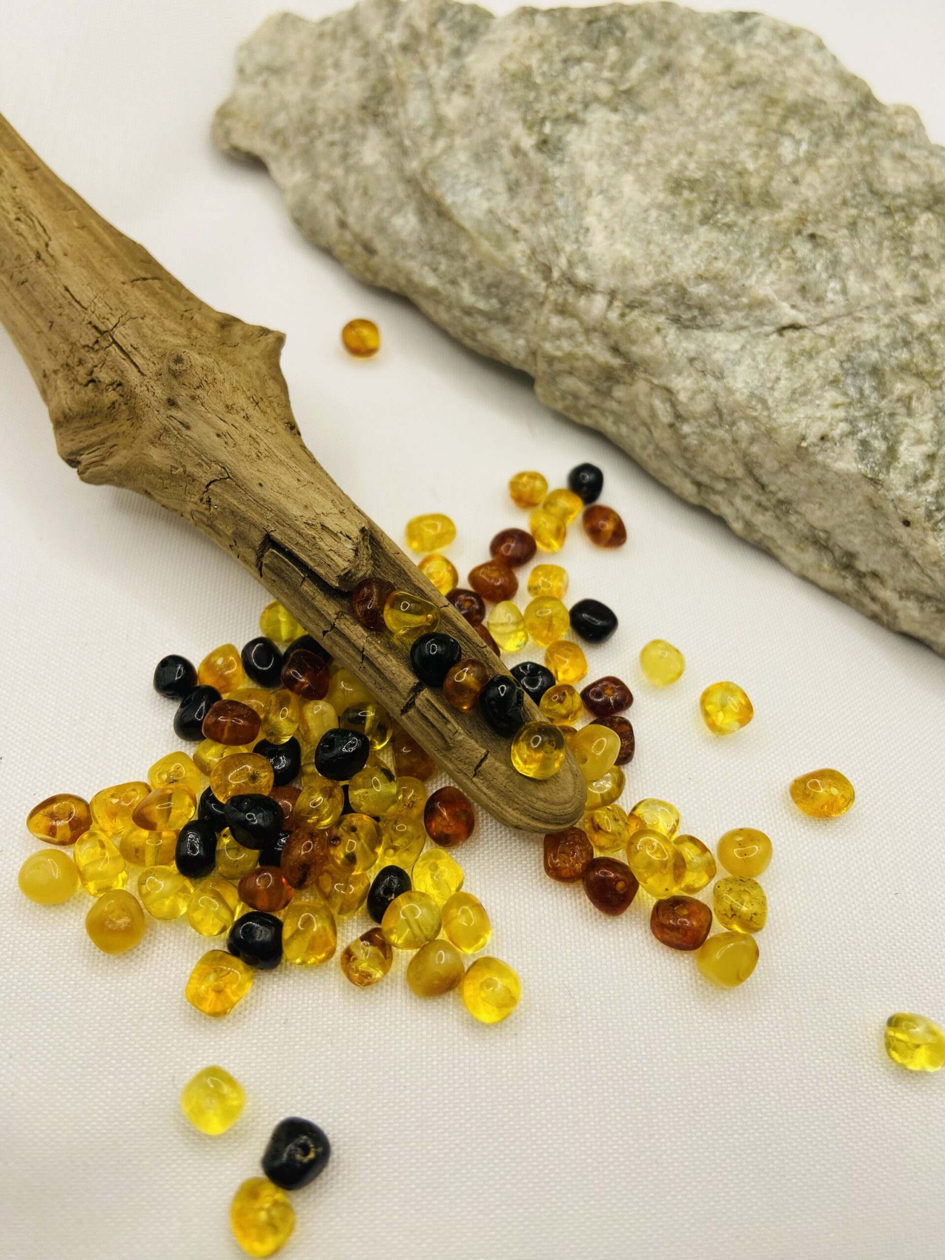 Sēklu tipa daudzkrāsainas dabīgas Baltijas dzintara pērlītes