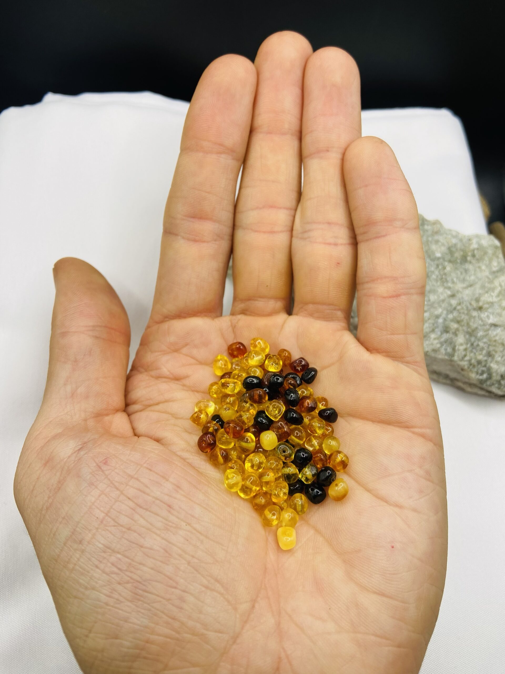 Sēklu tipa daudzkrāsainas dabīgas Baltijas dzintara pērlītes