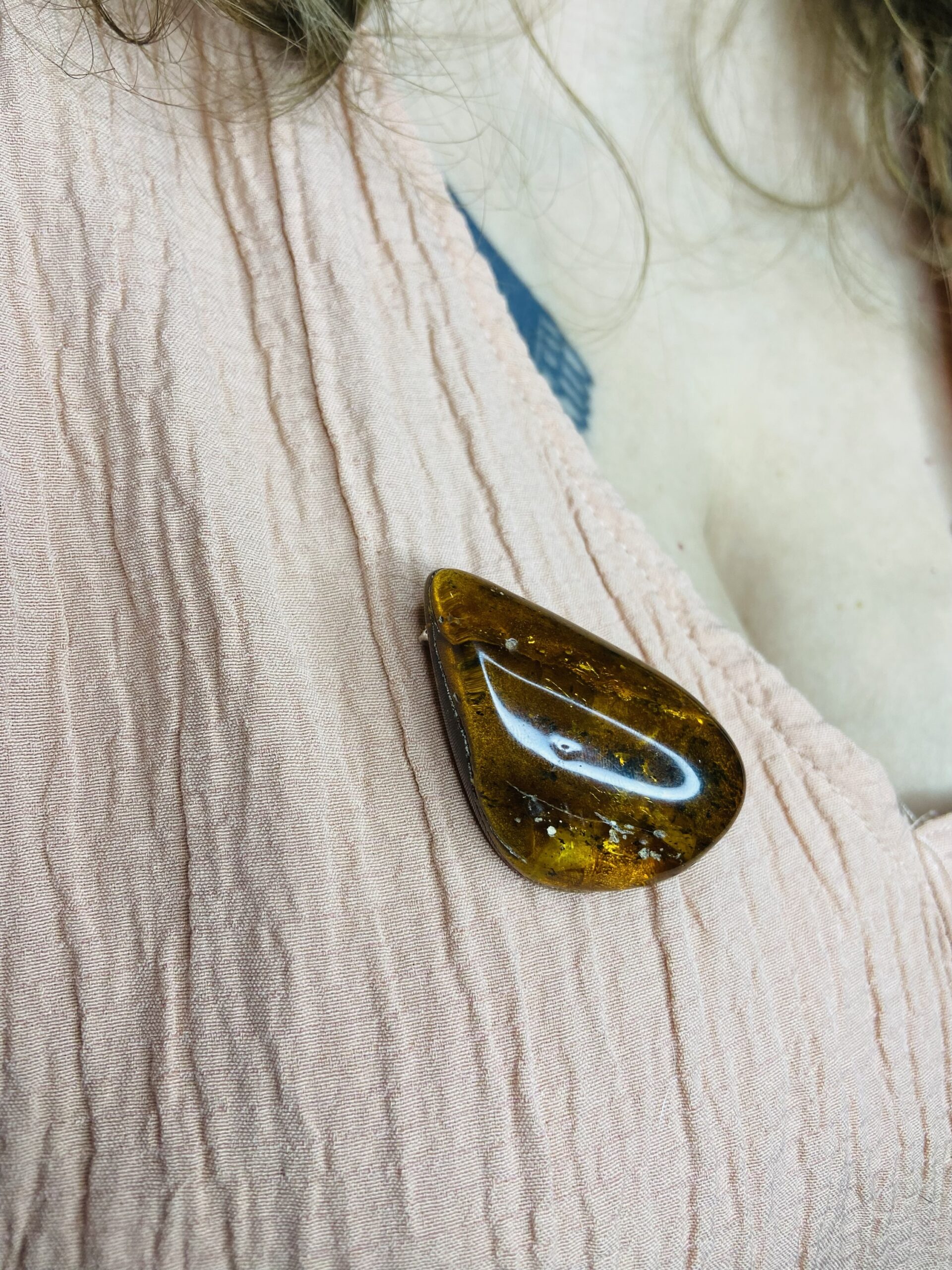 Dzintara tumšās krāsas piespraudes lielā izmērā