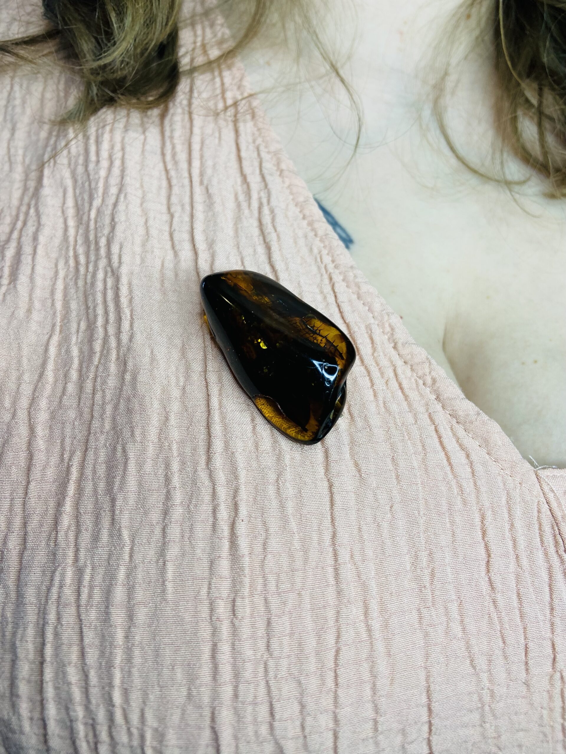 Dzintara tumšās krāsas piespraudes lielā izmērā