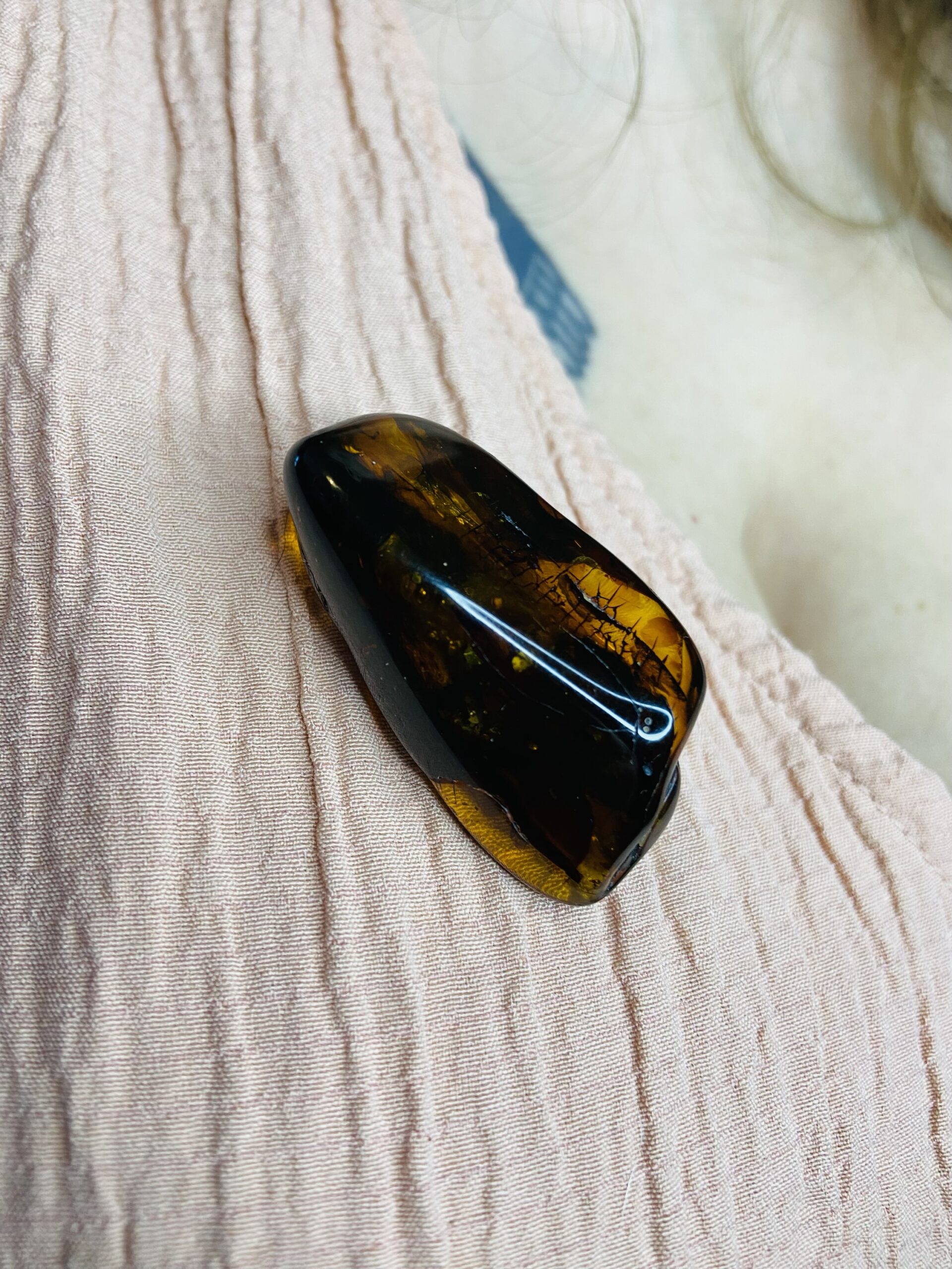 Dzintara tumšās krāsas piespraudes lielā izmērā