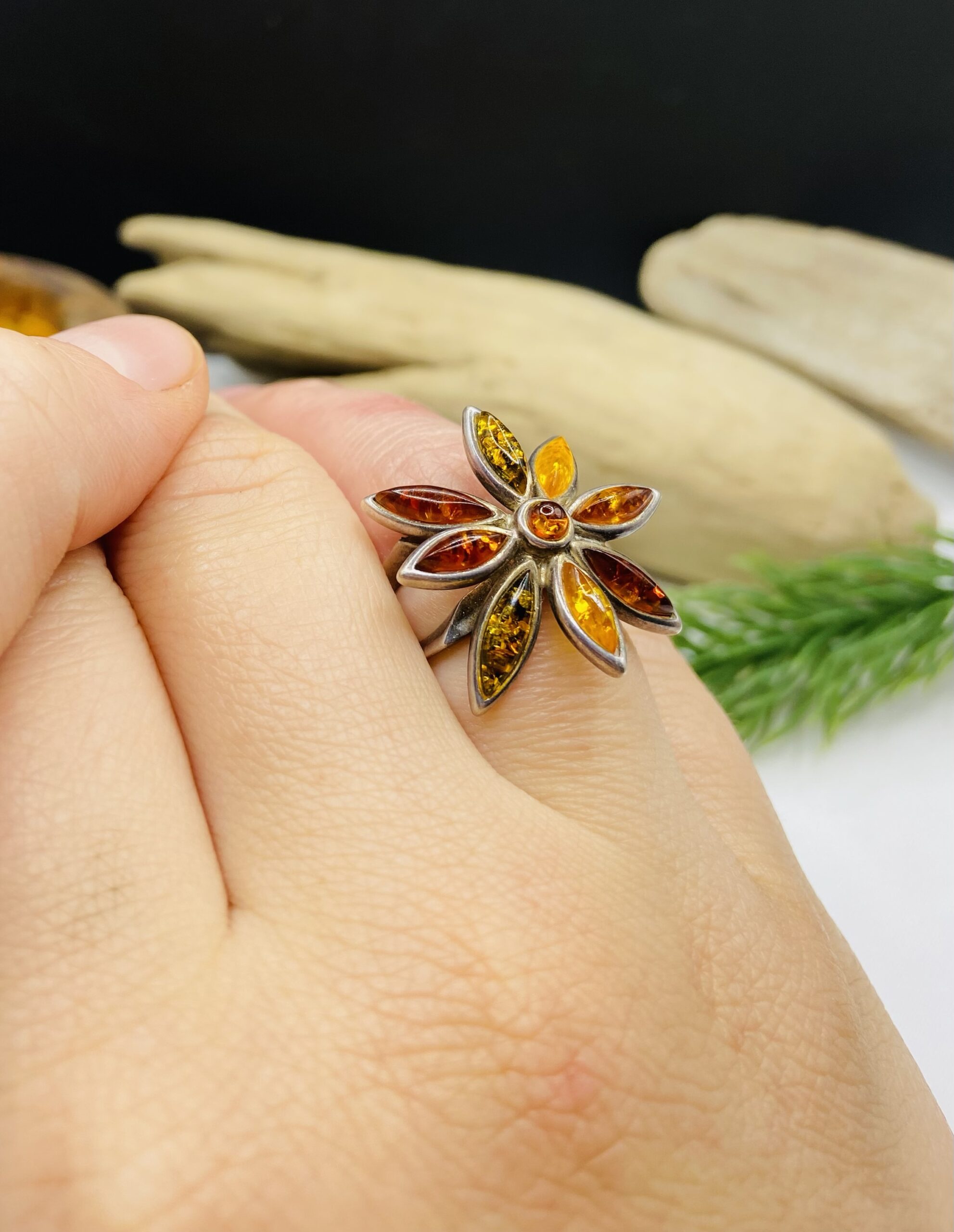 img_7318 Vintāžas sudraba gredzens ar perfekti iestrādātu dzintaru 17 izmērs