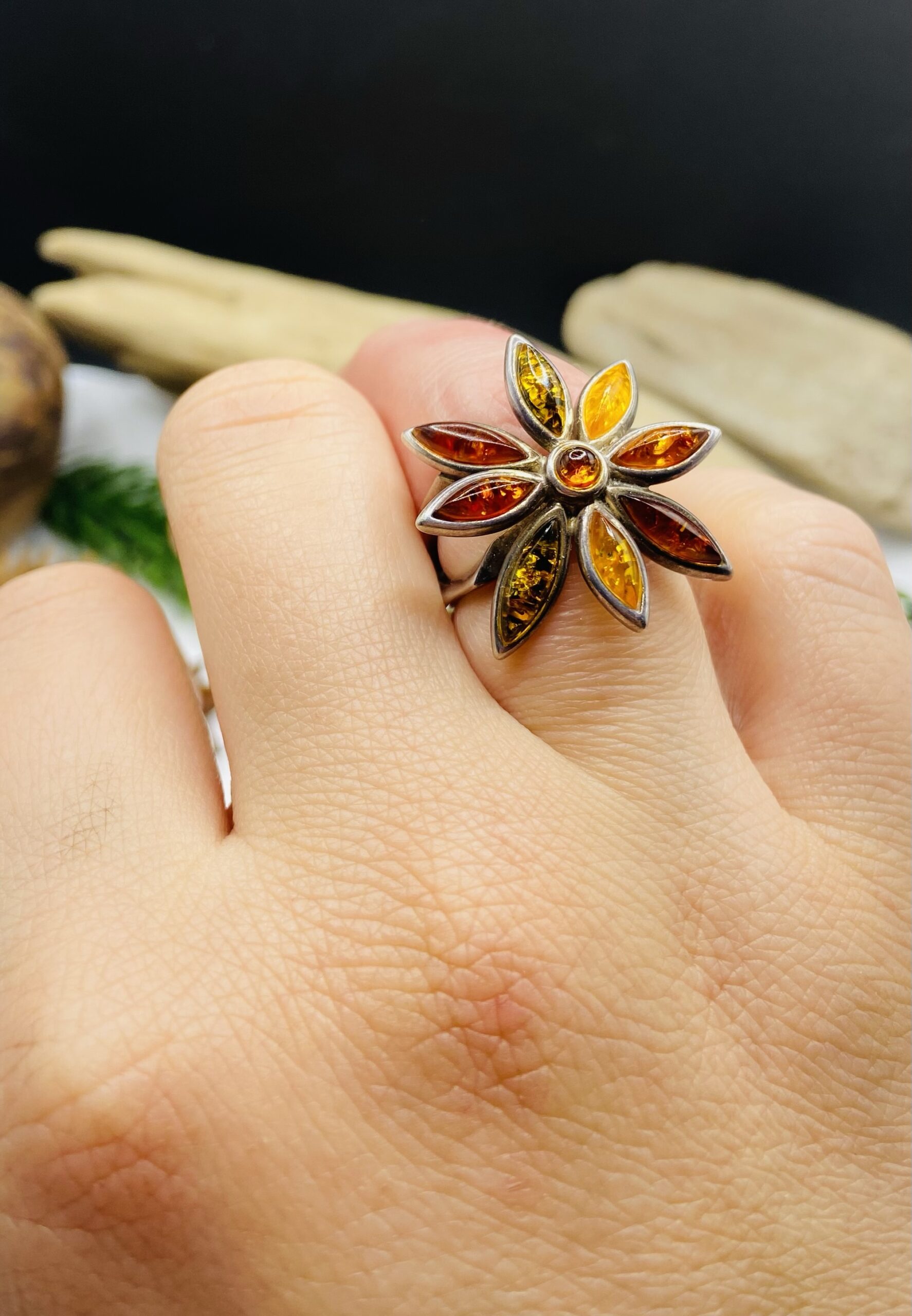 img_7319 Vintāžas sudraba gredzens ar perfekti iestrādātu dzintaru 17 izmērs