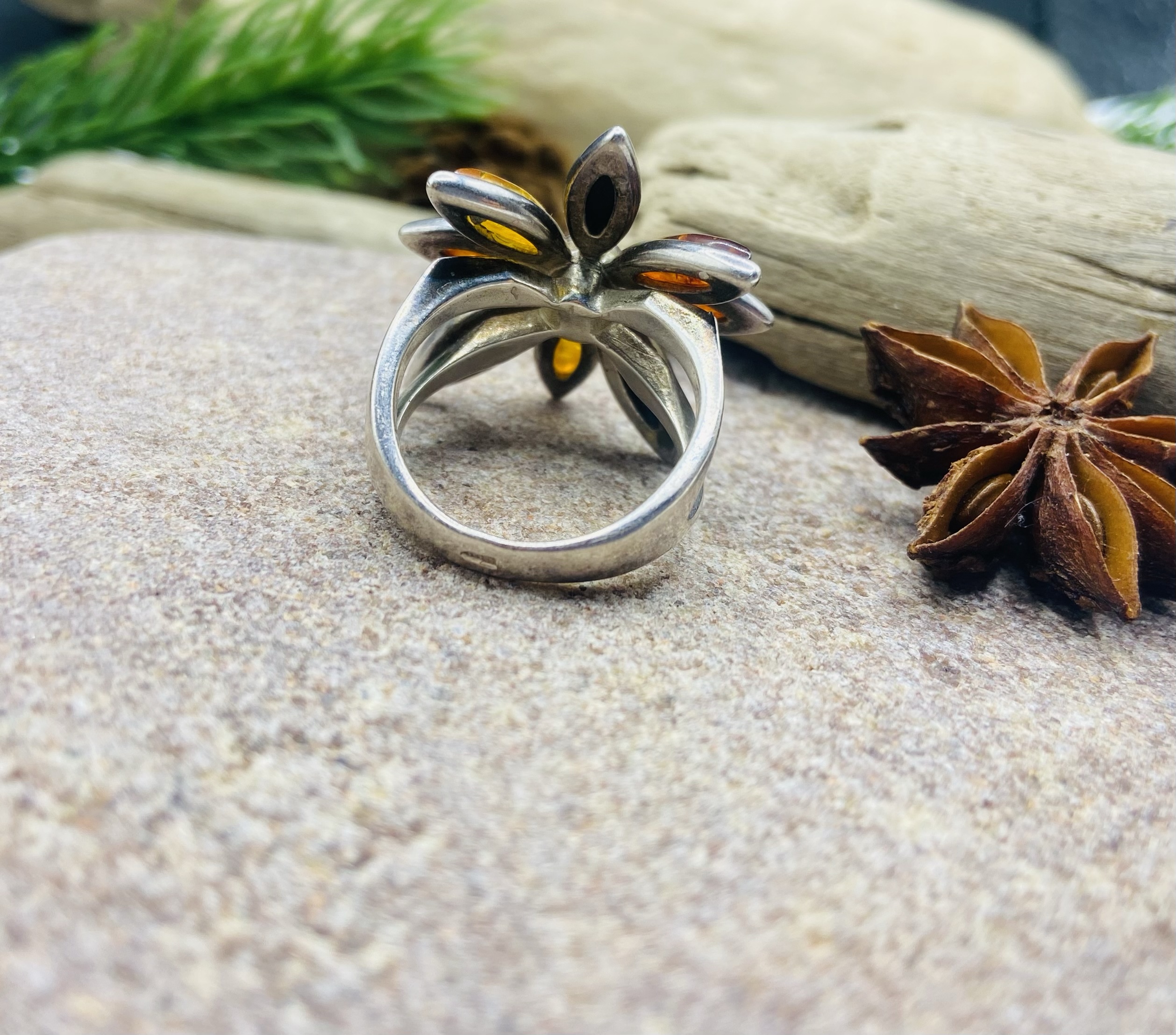 img_7604 Vintāžas sudraba gredzens ar perfekti iestrādātu dzintaru 17 izmērs