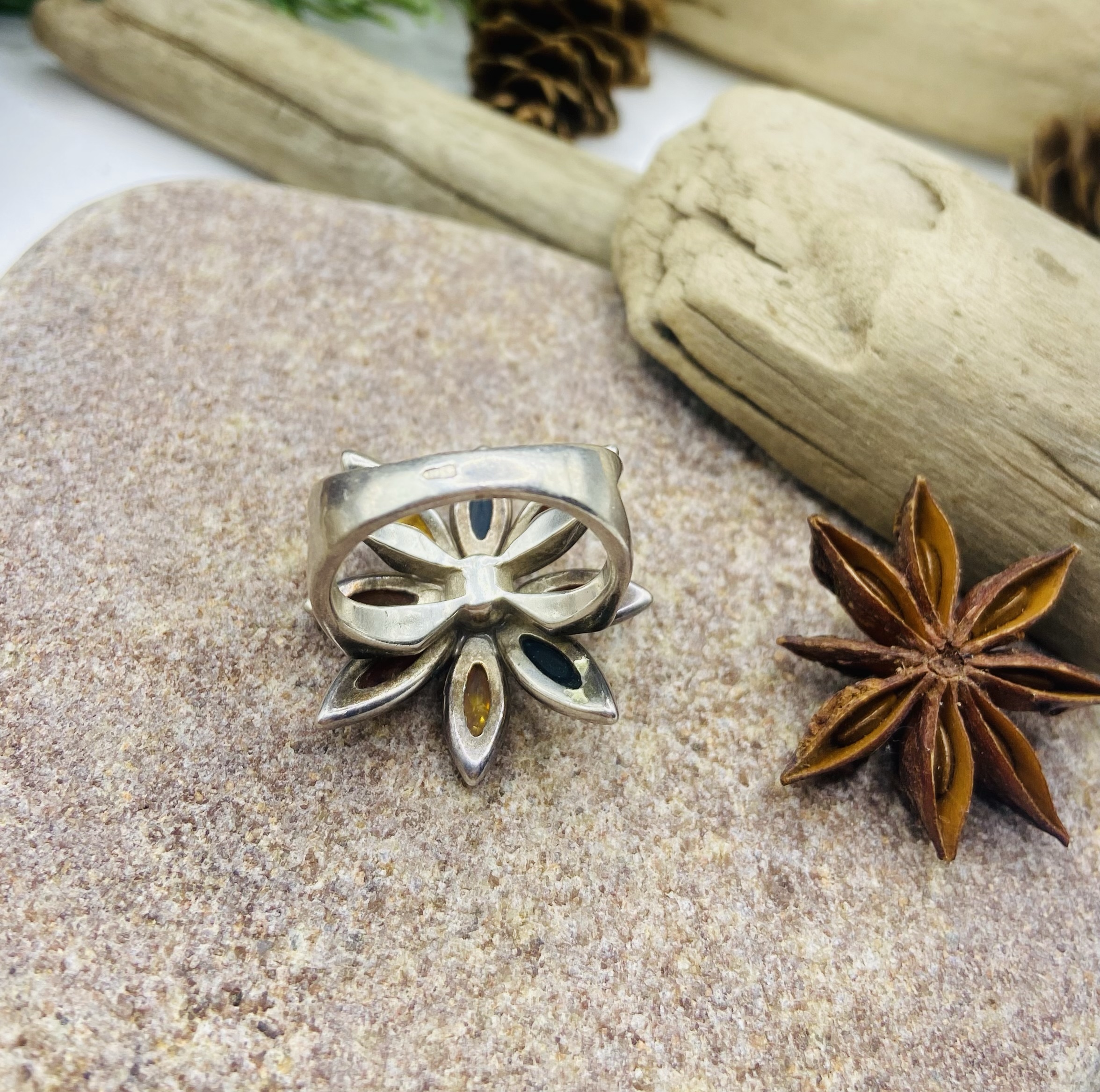 img_7605 Vintāžas sudraba gredzens ar perfekti iestrādātu dzintaru 17 izmērs