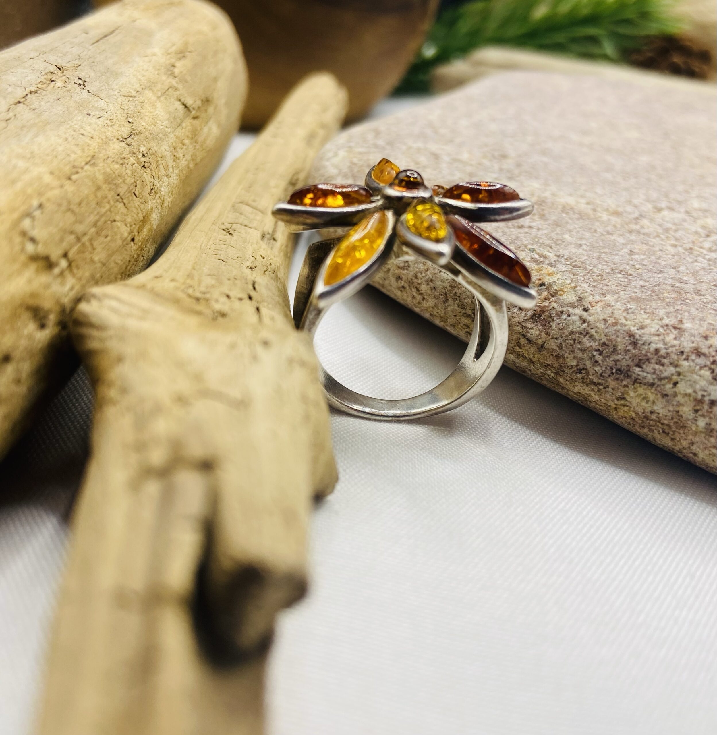 img_7606 Vintāžas sudraba gredzens ar perfekti iestrādātu dzintaru 17 izmērs