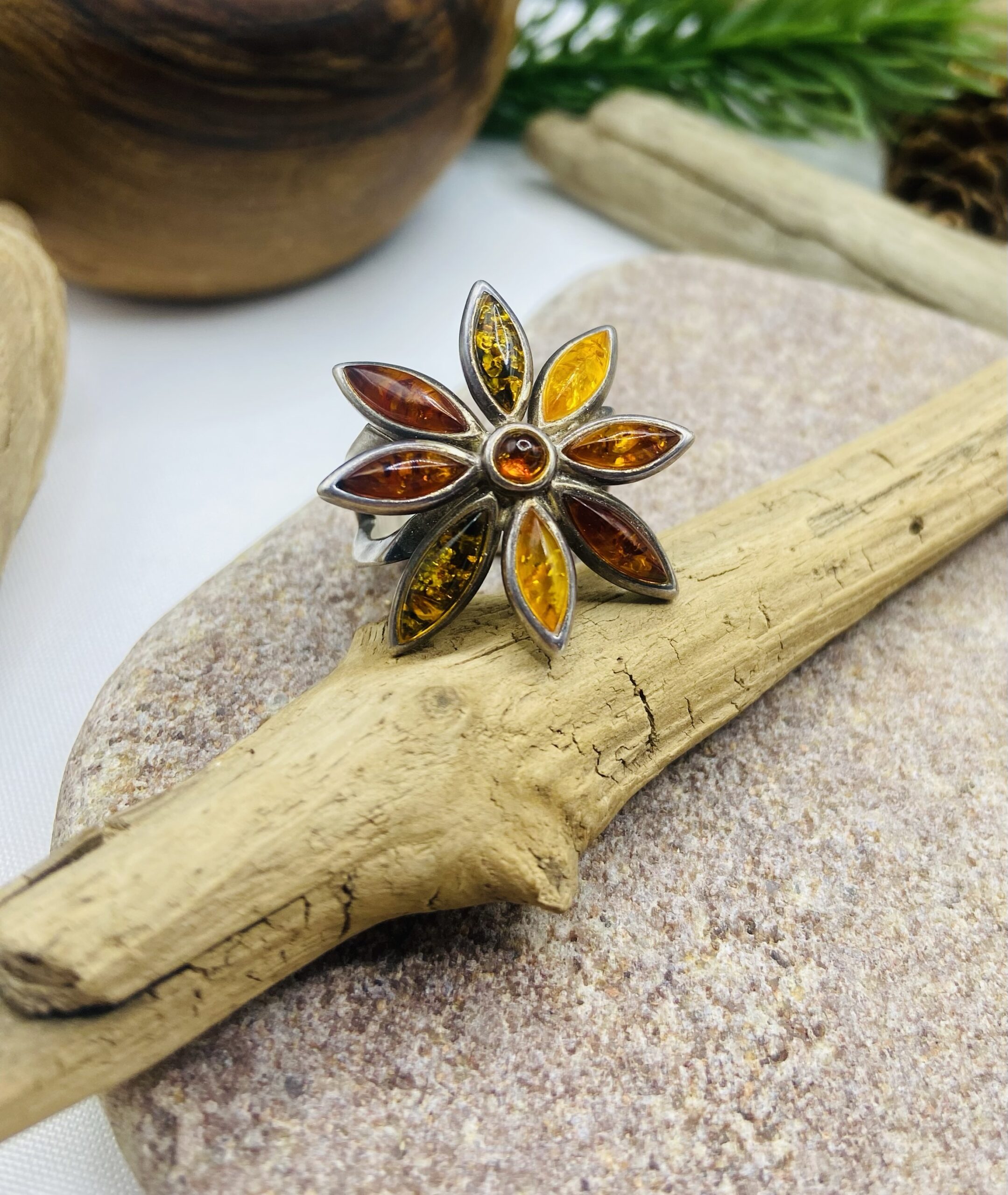 img_7608 Vintāžas sudraba gredzens ar perfekti iestrādātu dzintaru 17 izmērs