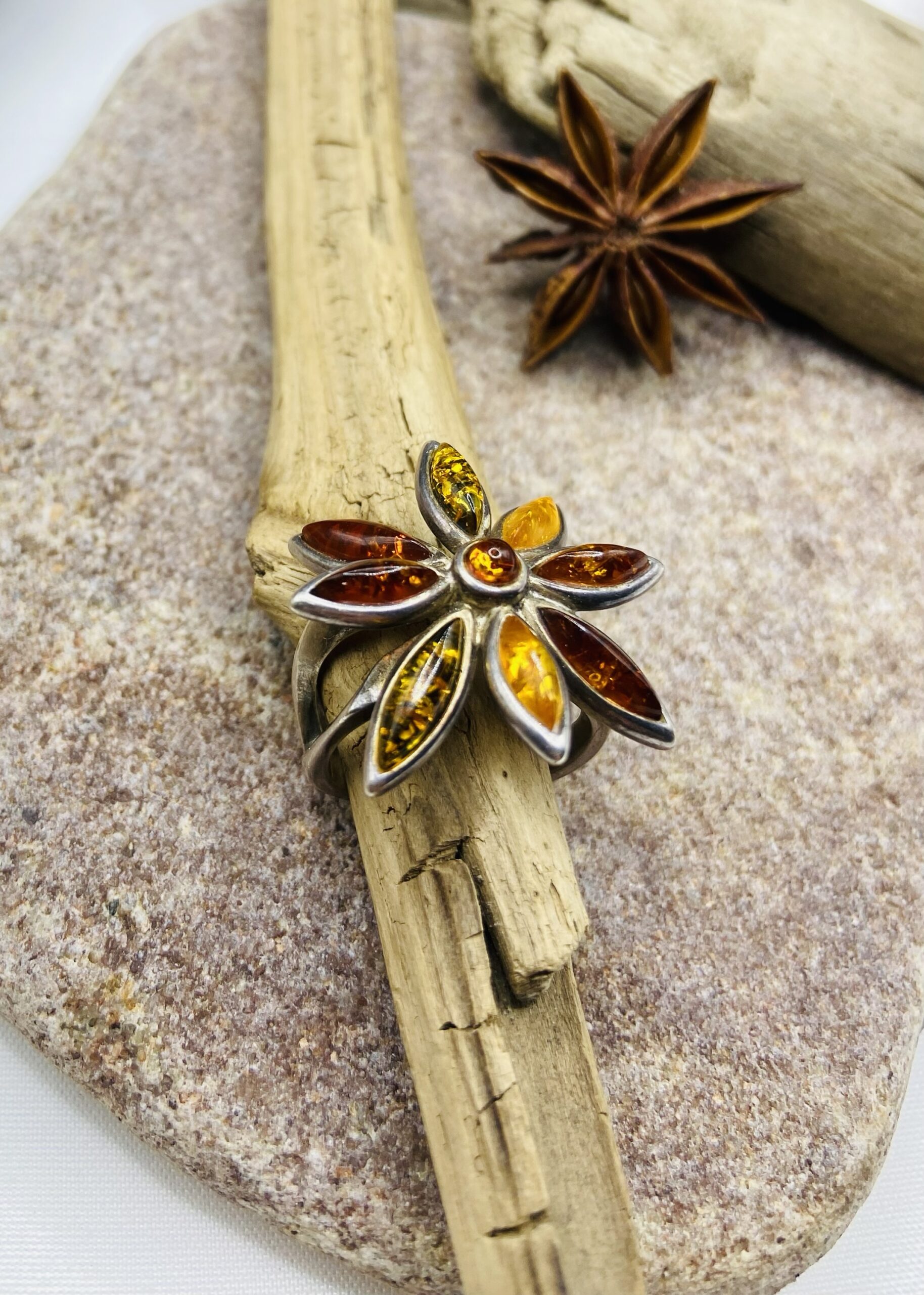 img_7610 Vintāžas sudraba gredzens ar perfekti iestrādātu dzintaru 17 izmērs