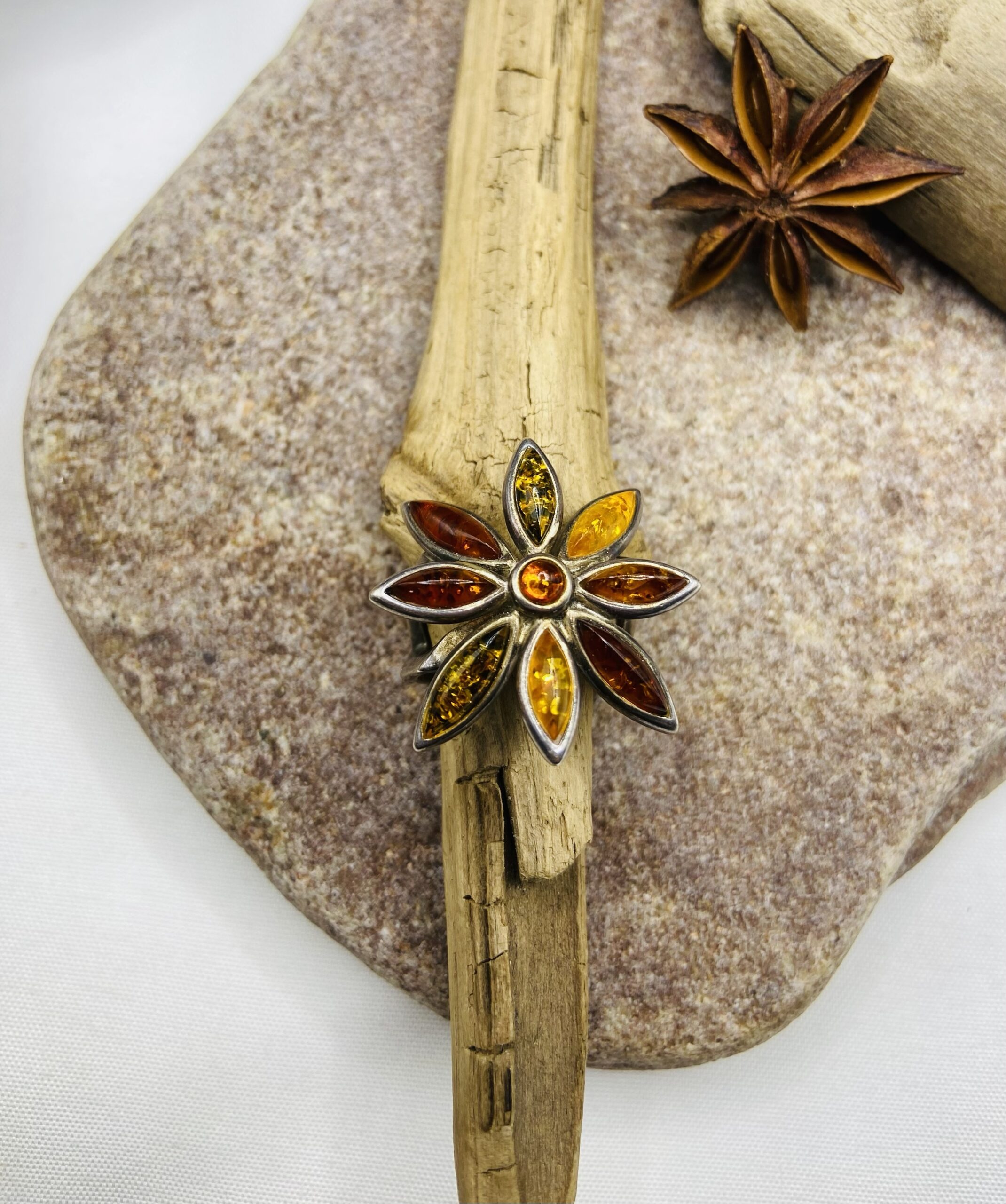 img_7611 Vintāžas sudraba gredzens ar perfekti iestrādātu dzintaru 17 izmērs