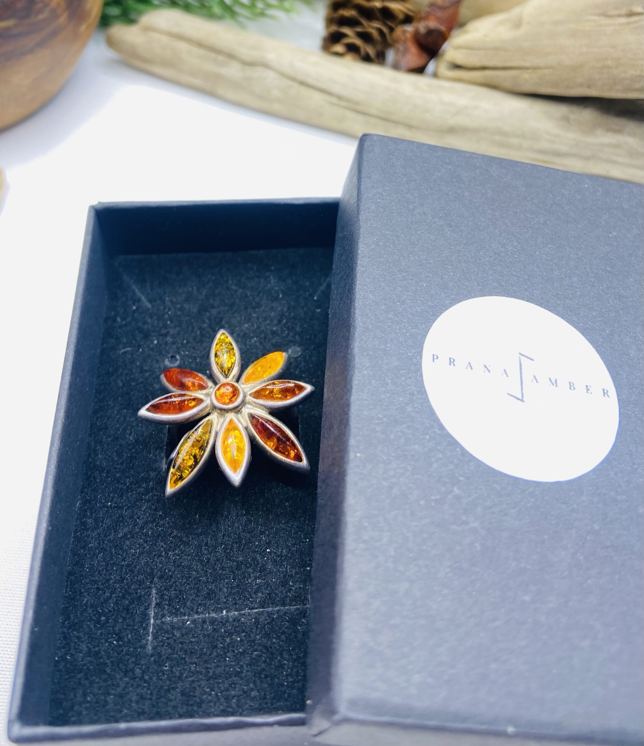 img_7630 Vintāžas sudraba gredzens ar perfekti iestrādātu dzintaru 17 izmērs