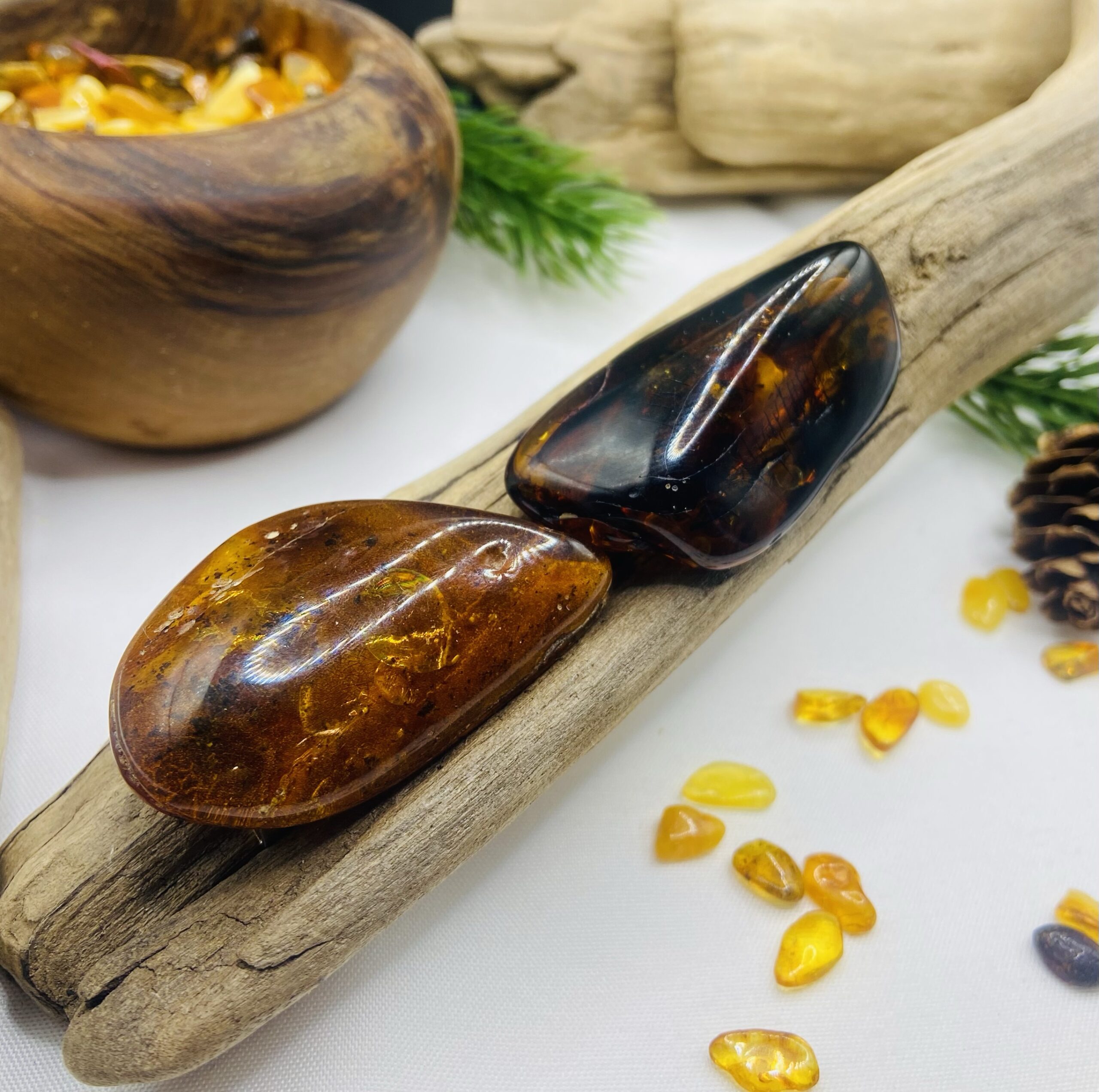 Dzintara tumšās krāsas piespraudes lielā izmērā