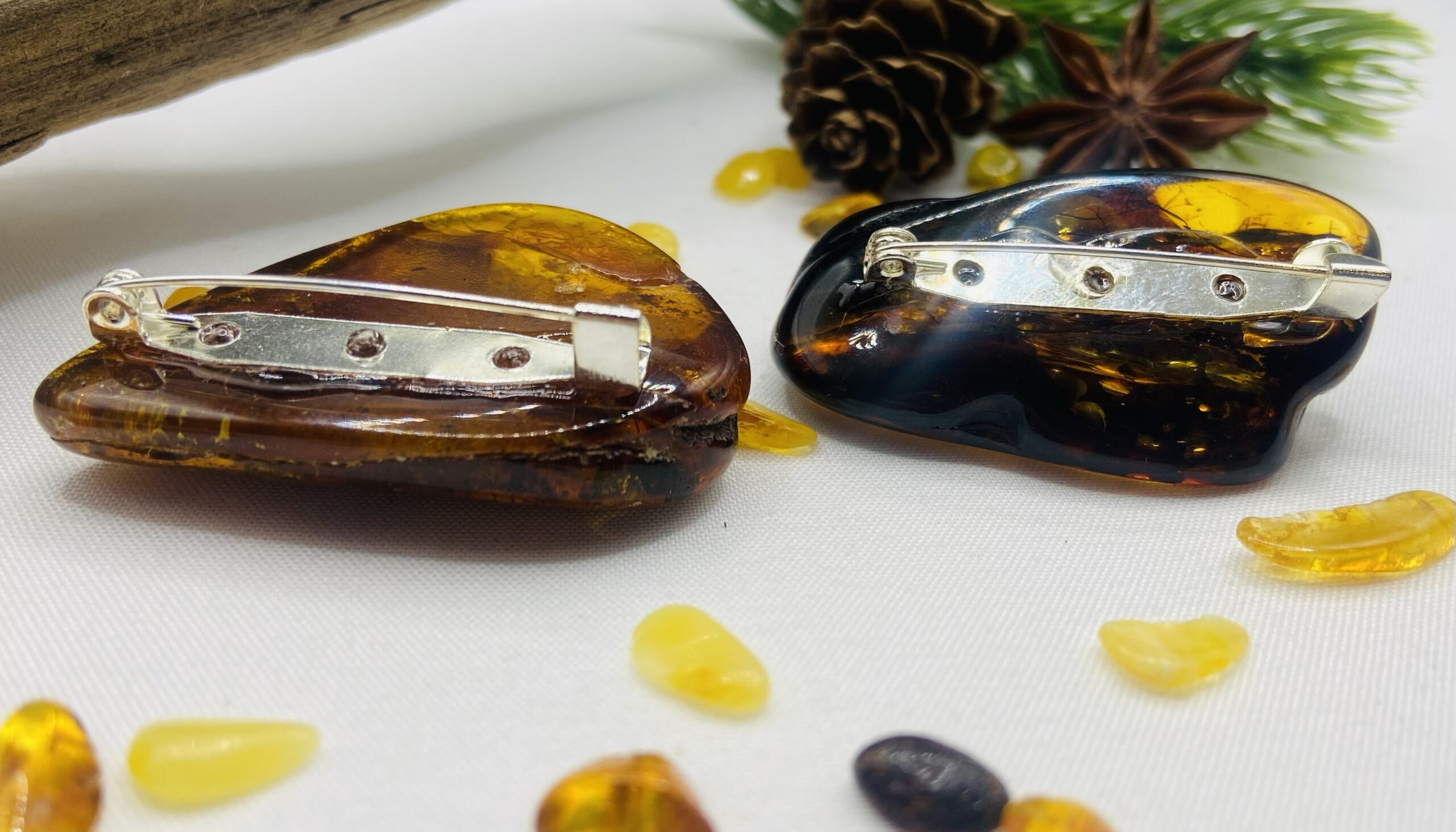 Dzintara tumšās krāsas piespraudes lielā izmērā