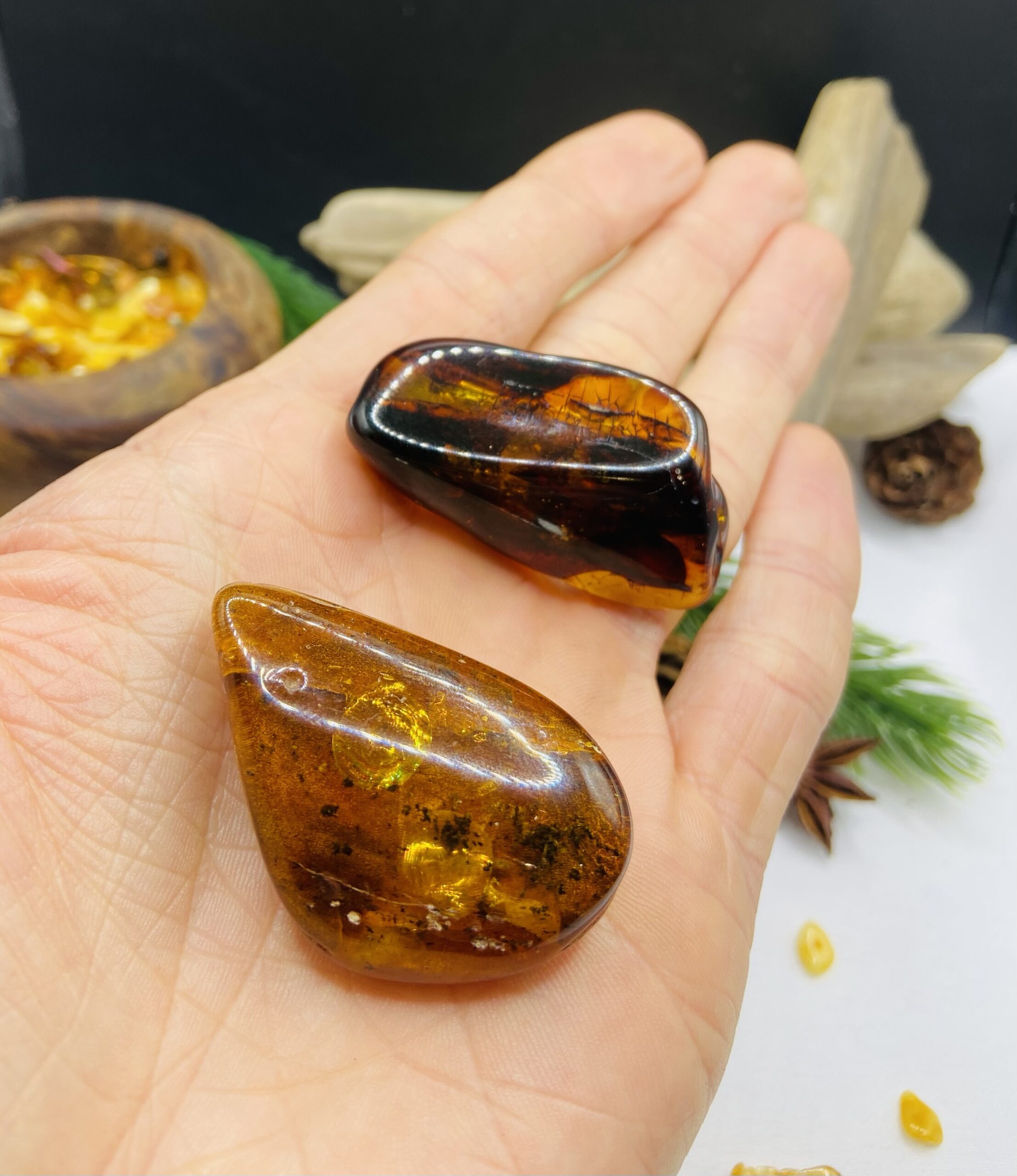 Dzintara tumšās krāsas piespraudes lielā izmērā