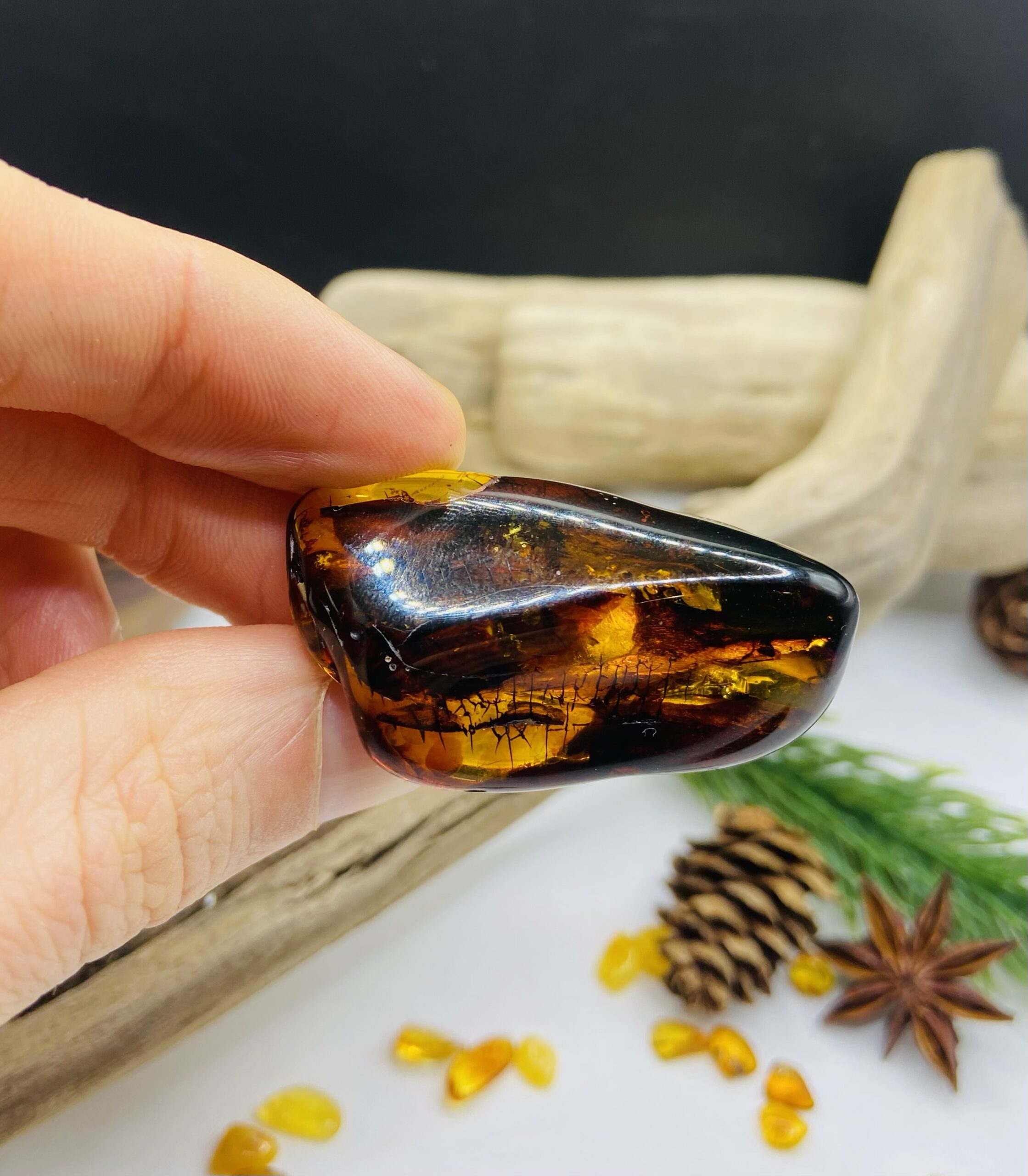 Dzintara tumšās krāsas piespraudes lielā izmērā