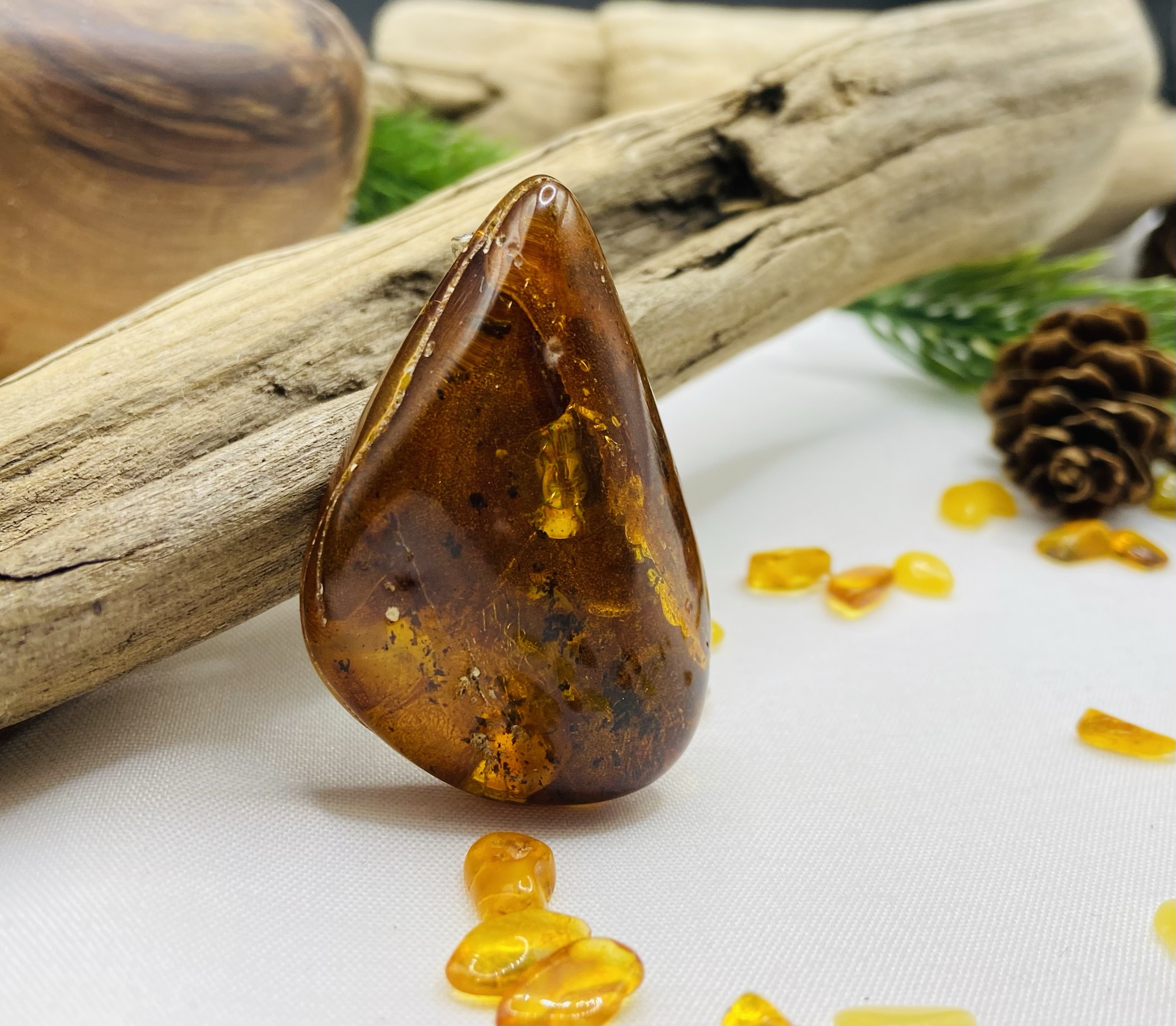 Dzintara tumšās krāsas piespraudes lielā izmērā