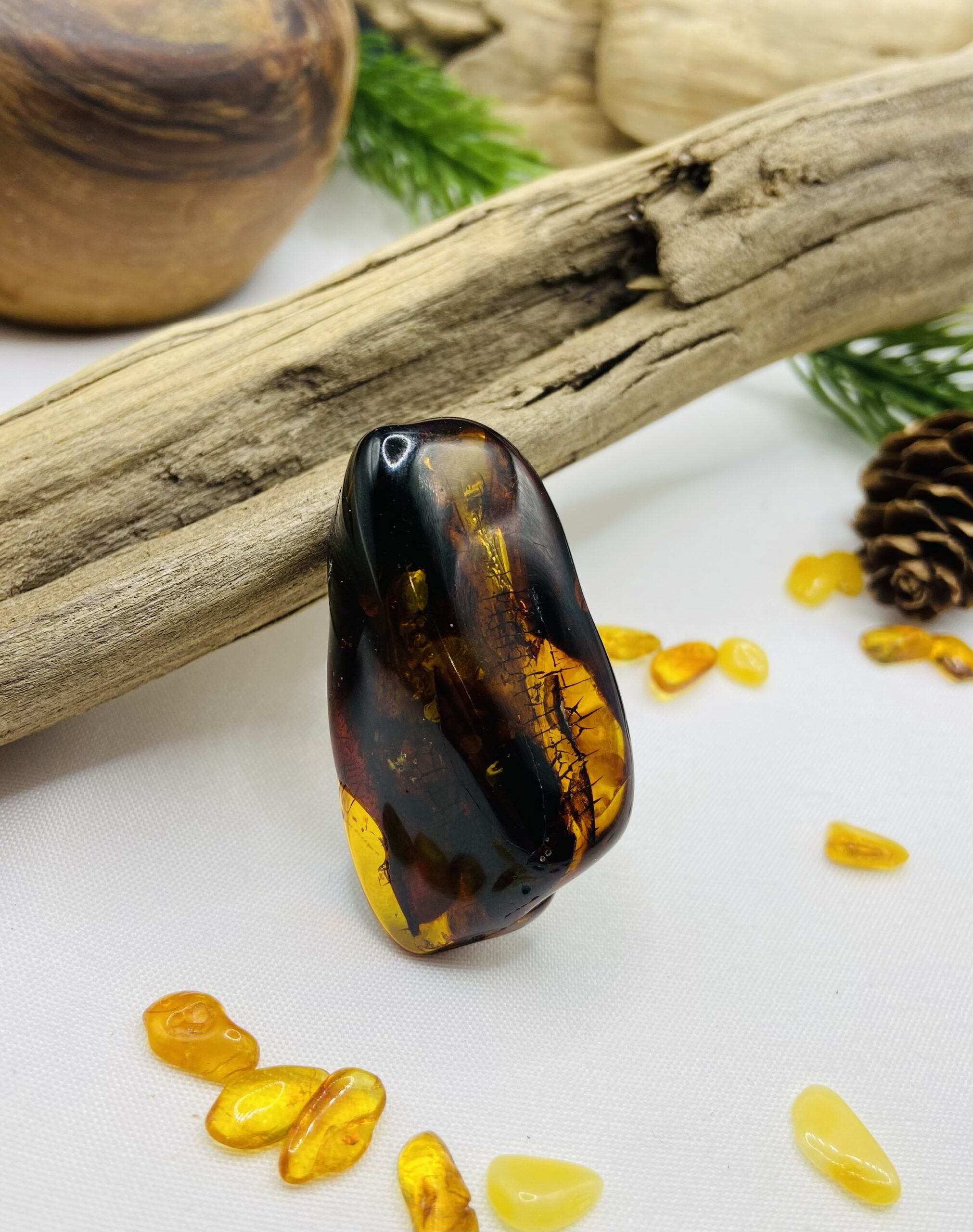 Dzintara tumšās krāsas piespraudes lielā izmērā