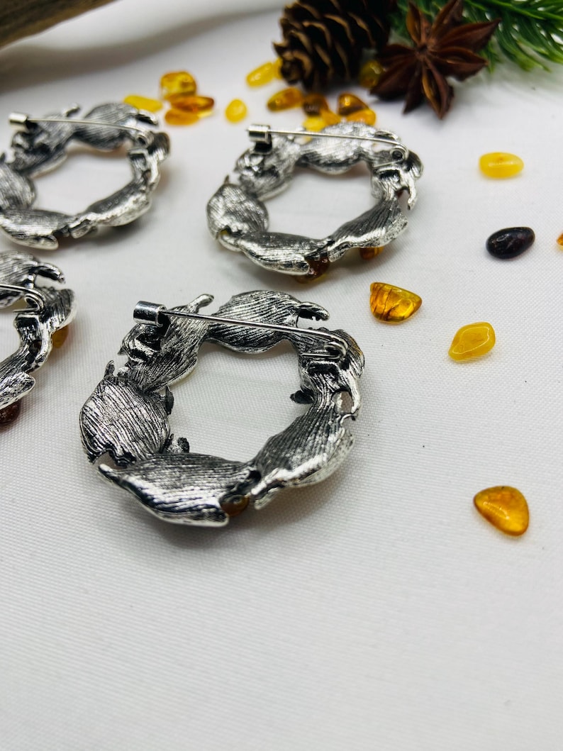 Baltijas Dzintara sieviešu piespraude vainaga formā