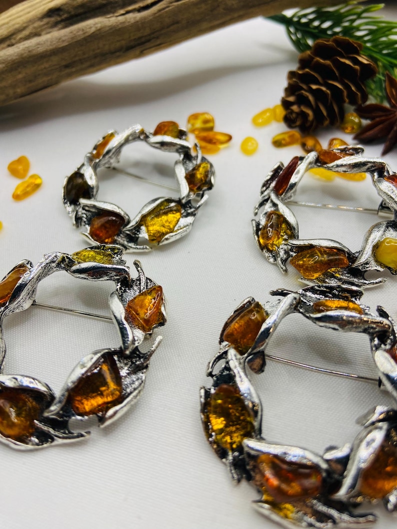 Baltijas Dzintara sieviešu piespraude vainaga formā