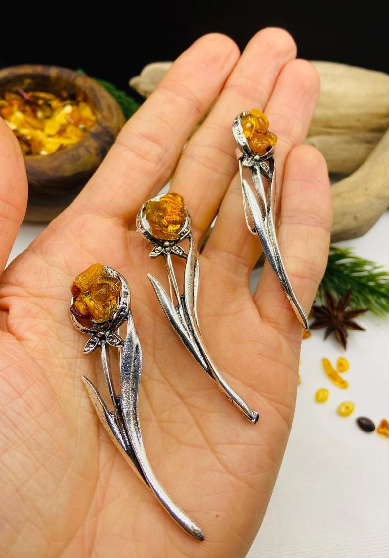 Baltijas Dzintara Rozes broša no medicīniskā metāla