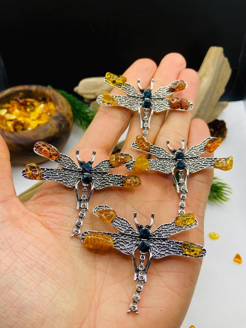 Dzintara Spāres broša ar medicīnisko metālu