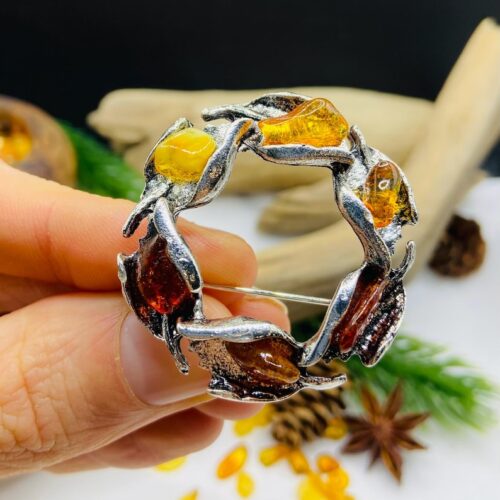 Baltijas Dzintara sieviešu piespraude vainaga formā