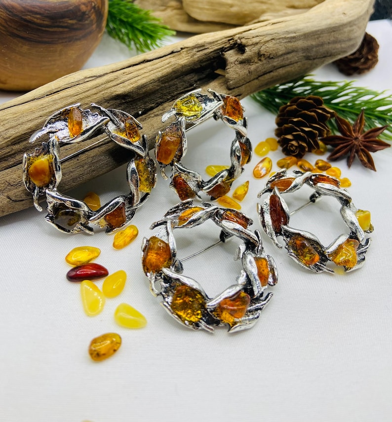 Baltijas Dzintara sieviešu piespraude vainaga formā