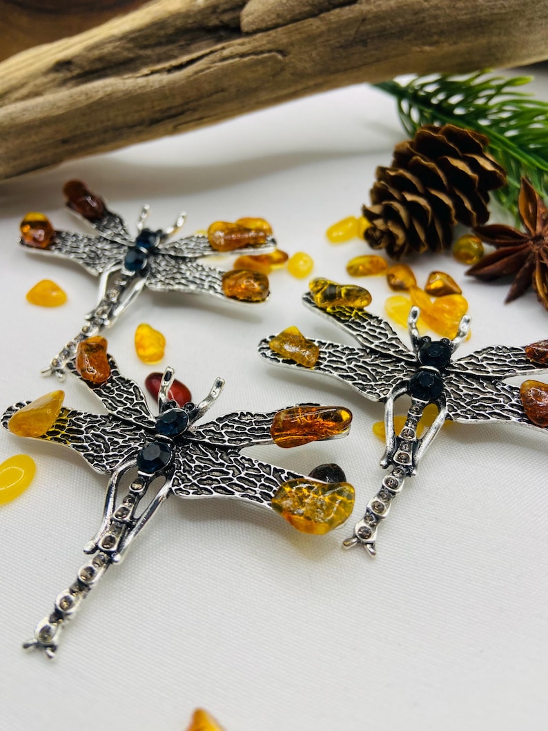 Dzintara Spāres broša ar medicīnisko metālu