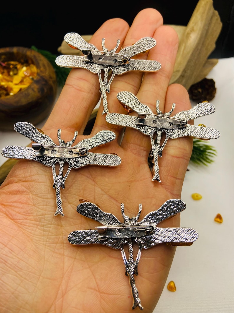 Dzintara Spāres broša ar medicīnisko metālu