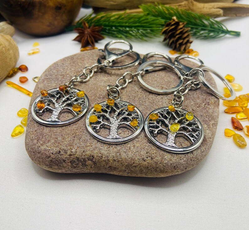 Baltijas Dzintara metāliski piekariņi ar dzīvības koku