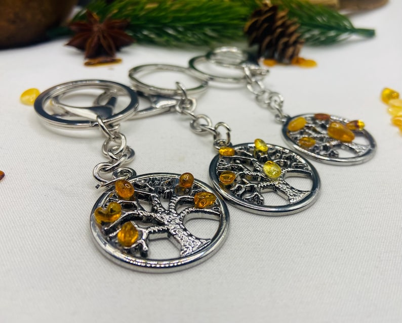 Baltijas Dzintara metāliski piekariņi ar dzīvības koku