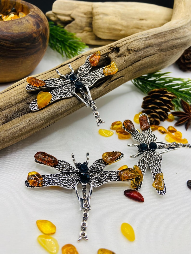 Dzintara Spāres broša ar medicīnisko metālu