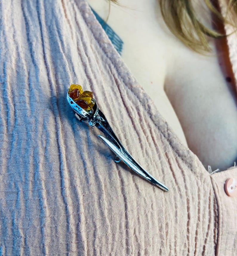 Baltijas Dzintara Rozes broša no medicīniskā metāla