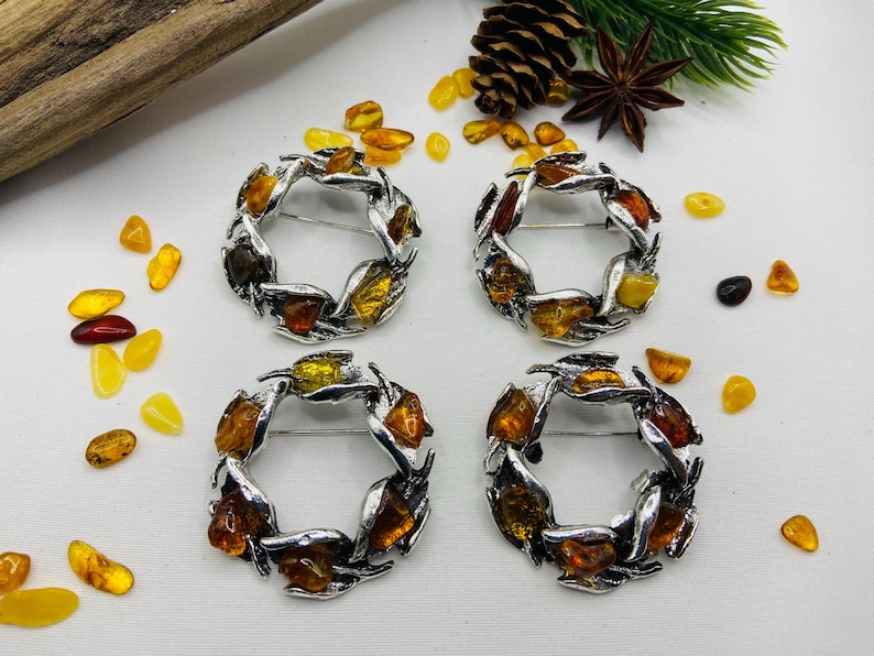 Baltijas Dzintara sieviešu piespraude vainaga formā