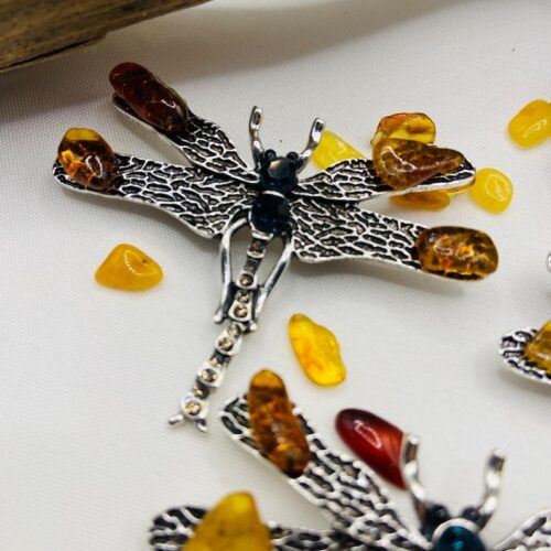 Dzintara Spāres broša ar medicīnisko metālu