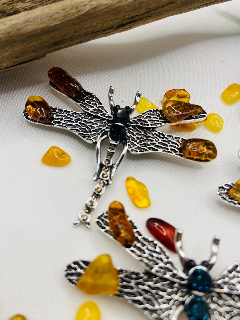 Dzintara Spāres broša ar medicīnisko metālu