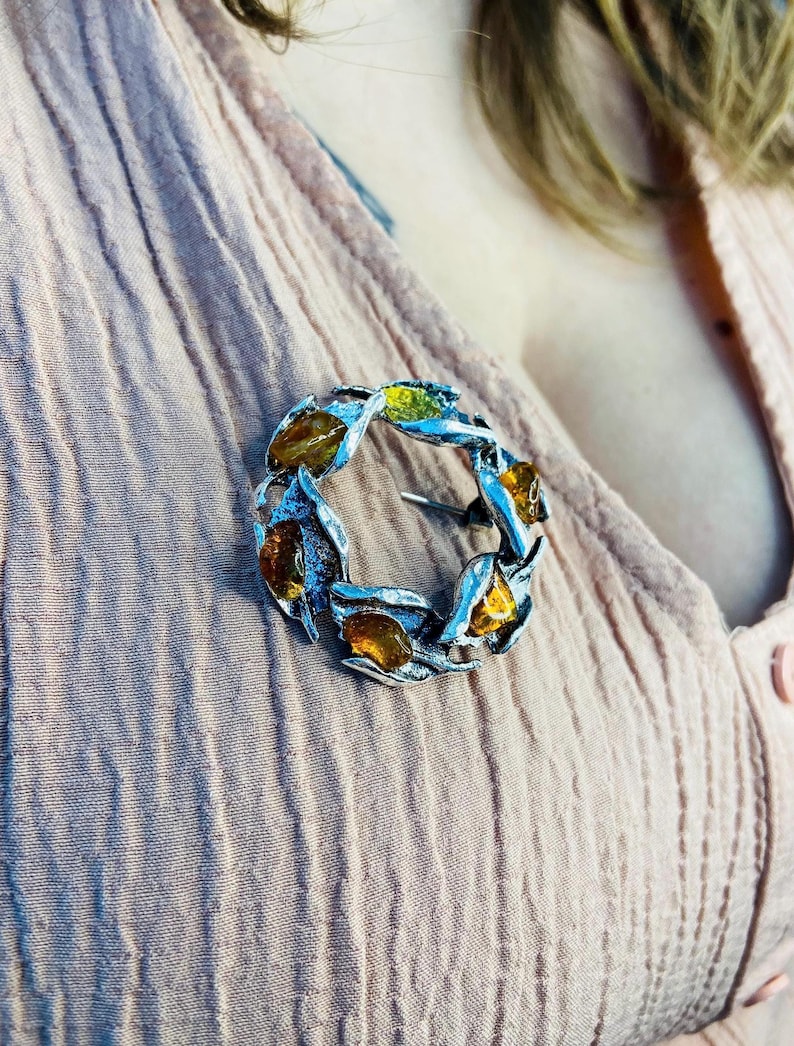 Baltijas Dzintara sieviešu piespraude vainaga formā