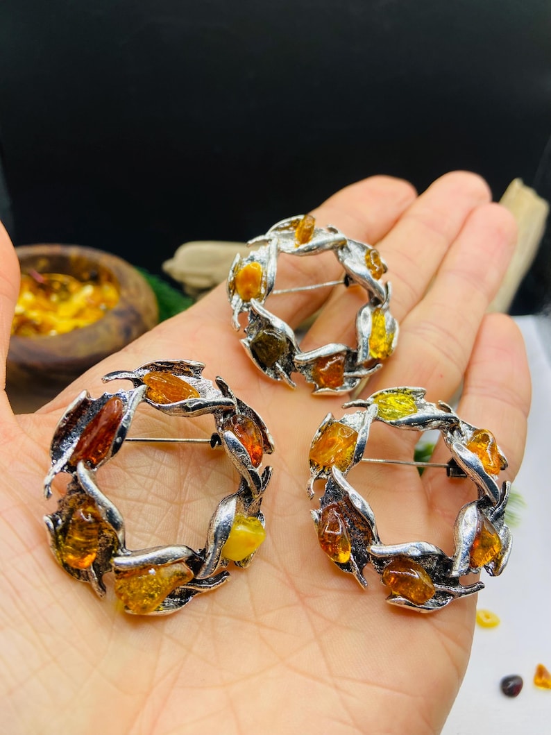 Baltijas Dzintara sieviešu piespraude vainaga formā