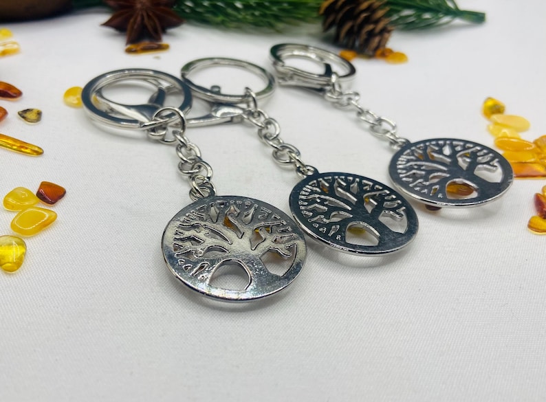 Baltijas Dzintara metāliski piekariņi ar dzīvības koku